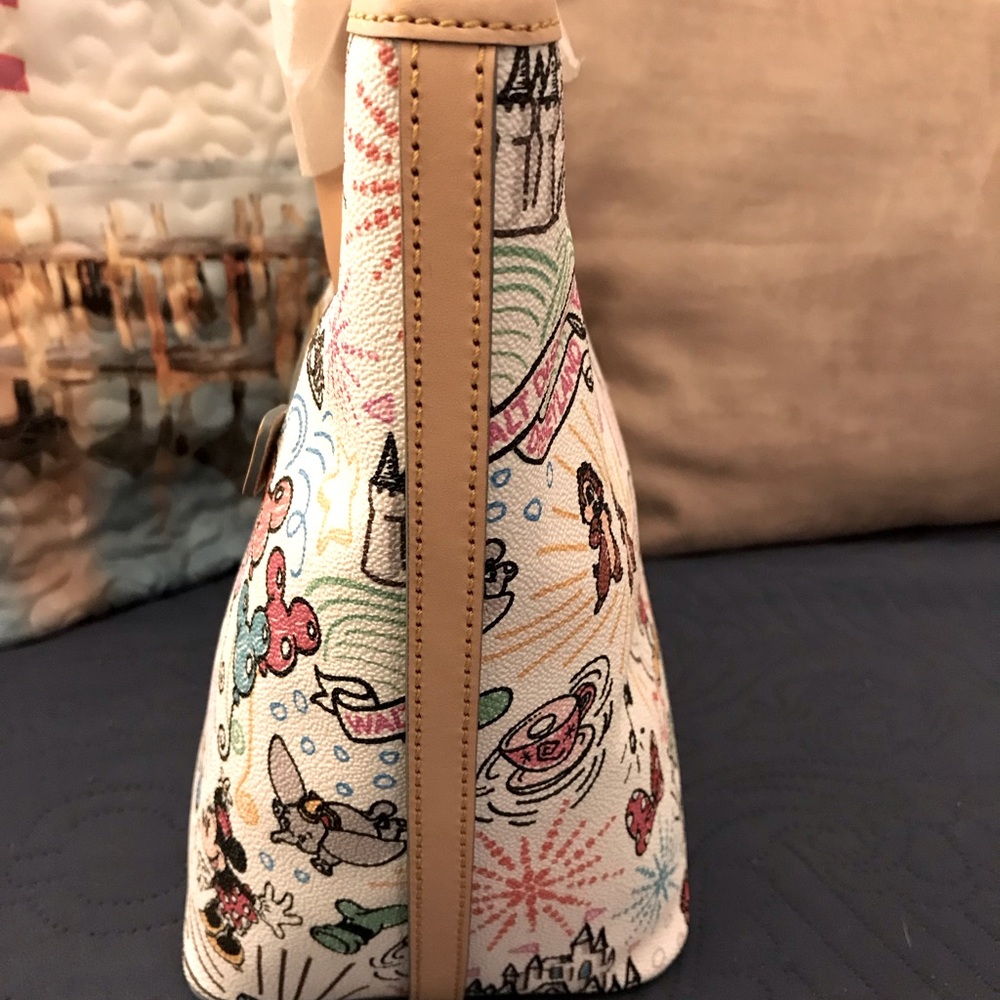D&B Disney Sketch Shopper Tote NWT!! 🥰 - Picture 4 of 6